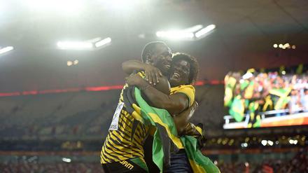 "Der Beschützer des Sports": Usain Bolt umarmt seine Mutter, Jennifer Bolt, nach seinem Sieg über die 100m Laufdistanz.