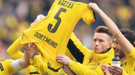 Eng verbunden. Die Dortmunder Spieler sendeten nach dem 3:1 gegen Frankfurt einen besonderen Gruß an den beim Anschlag verletzten Teamkollegen Marc Bartra. Foto: Fassbender/dpa