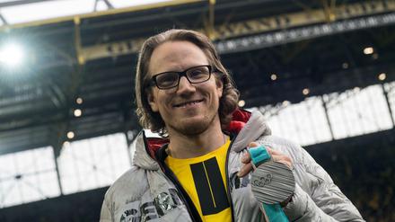 Christian Ehrhoff zeigt als Ehrengast vor dem Spiel Dortmund - Frankfurt seine Silbermedaille von den Olympischen Winterspielen. 