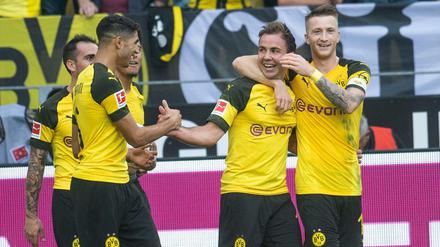 Er ist wieder hier: Dortmunds Mario Götze (M) jubelt über seinen Treffer zum 3:2 mit Achraf Hakimi (l) und Marco Reus. 