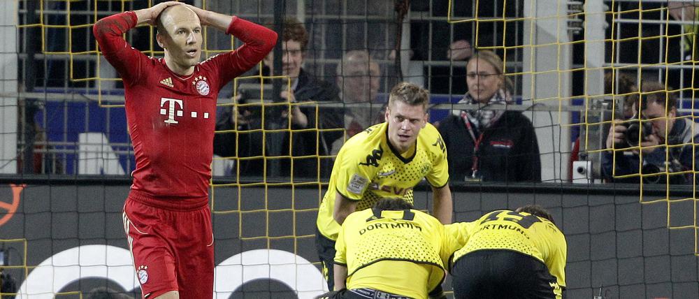 Der Münchner Arjen Robben (l.), hier nach einem verschossenen Elfmeter 2012, fehlt diesmal gegen Dortmund.