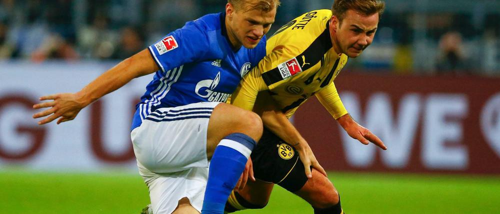 Keiner will in die Knie gehen. Schalkes Geis (links) und Dortmunds Götze im Kampf um den Ball