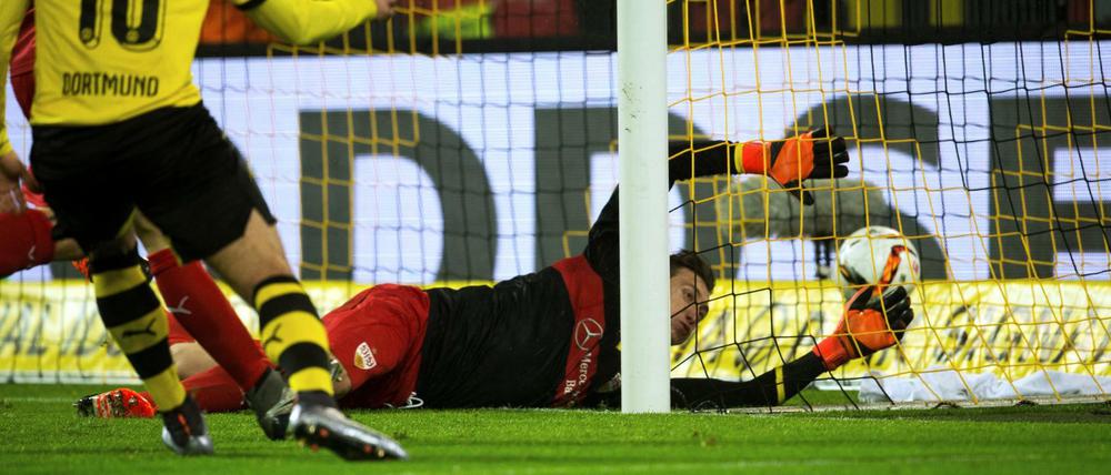 Überall Netz. Stuttgart Torhüter Przemyslaw Tyton musste in Dortmund erneut vier Mal den Ball aus dem Tor holen. 