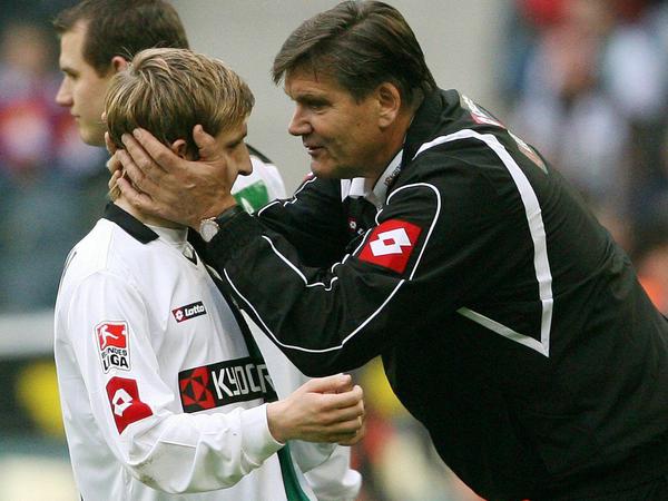 Früh auffällig. Marko Marin (hier mit Trainer Hans Meyer) ist bis heute der jüngste Bundesliga-Debütant bei Borussia Mönchengladbach. 