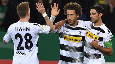Andre Hahn (l-r), Lars Stindl und Torschütze Fabian Johnson aus Mönchengladbach feiern das 1:0.