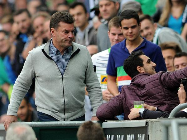 Wer will beim Fußball schon schön gemütlich auf der Tribüne sitzen. Dieter Hecking nicht. Wolfsburgs Trainer ist ein Freund von Stehplätzen.