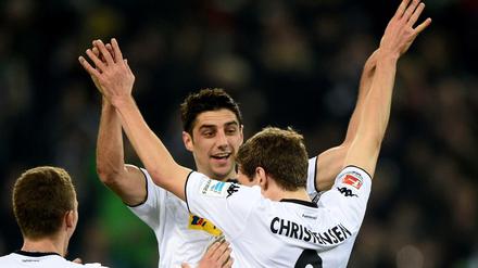 Mönchengladbachs Thorgan Hazard (l-r), Mönchengladbachs Lars Stindl und Mönchengladbachs Andreas Christensen jubeln über den Treffer zum 2:0. 