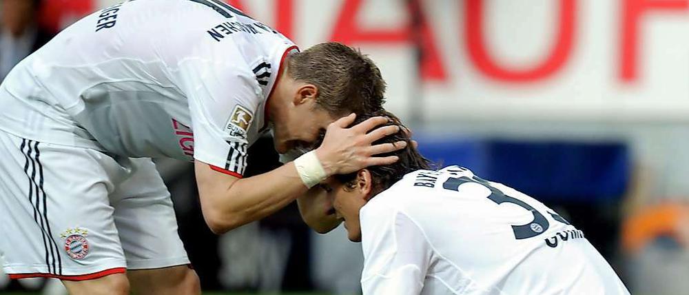 "Mia san nimma mia." Bastian Schweinsteiger versucht den glücklosen Mario Gomez aufzubauen. Die 0:2-Niederlage beim BVB besiegelte den schlechtesten Bayern-Start der Bundesligahistorie.