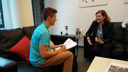 Milan Marcus, Redakteur der Paralympics Zeitung, im Gespräch mit der brasilianischen Botschafterin.
