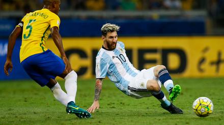 Gefallen. Argentiniens Superstar Lionel Messi (r.) mit Fernadinho.