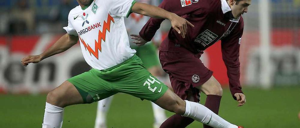 Der Bremer Torjäger Claudio Pizarro (l.) im Zweikampf mit Konstantinos Fortounis (r.) vom 1. FC Kaiserslautern.
