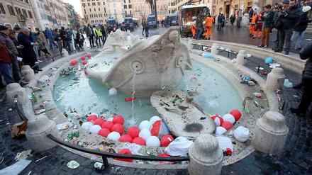 Fußball-Hooligans aus Rotterdam verwüsteten einen Brunnen an der Spanischen Treppe in Rom.