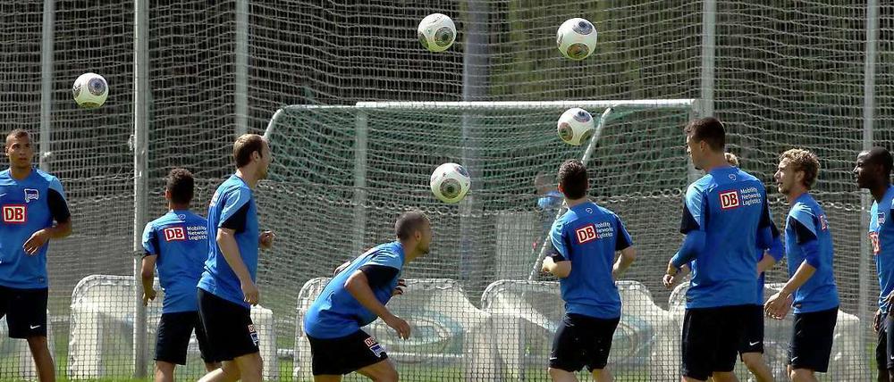 Der Ball im Mittelpunkt: Die Hertha-Profis freuen sich über das Konditionstraining mit dem Spielgerät.