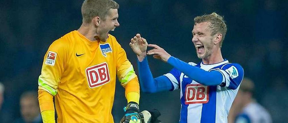 Freude: Thomas Kraft und Fabian Lustenberger nach dem 3:2-Sieg gegen den VfB Stuttgart.