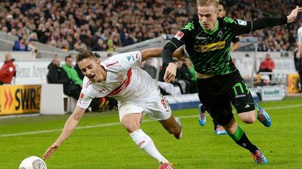 Zum Fallen gebracht. Oscar Wendt und seine Gladbacher setzten sich im Freitagsspiel der Fußball-Bundesliga mit 1:0 gegen den VfB Stuttgart durch (Szene mit Moritz Leitner/links). 