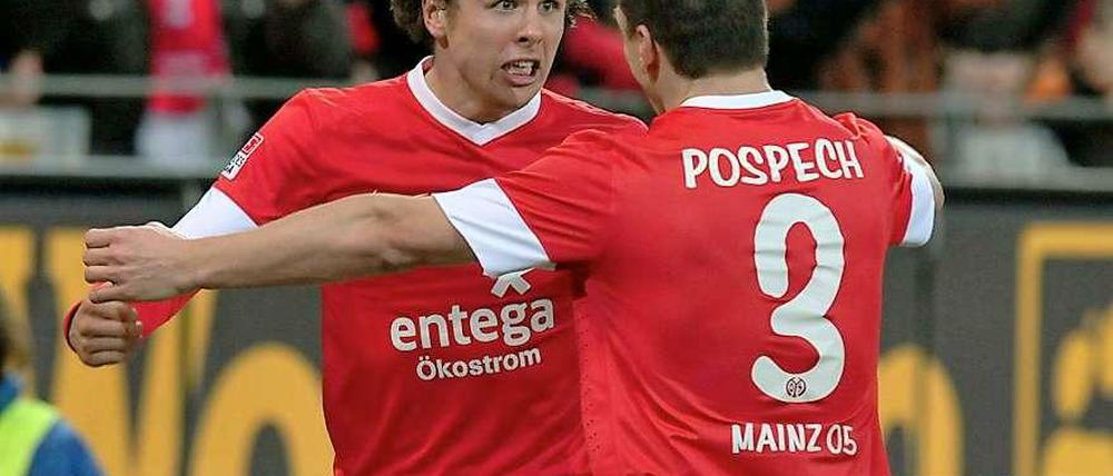 Nicolai Müller (l.) drehte die Begegnung mit zwei Toren. In der Nachspielzeit traf Elkin Soto noch zum 3:1-Endstand.