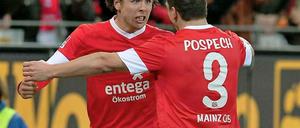 Nicolai Müller (l.) drehte die Begegnung mit zwei Toren. In der Nachspielzeit traf Elkin Soto noch zum 3:1-Endstand.