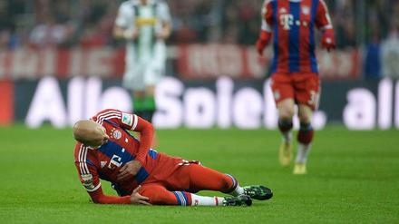 Am Boden: Arjen Robben fiel unglücklich auf die Rippe und musste bereits in der 24. Minute ausgewechselt werden.