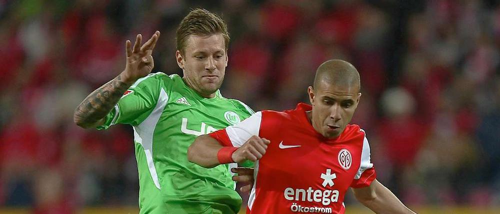 Der Mainzer Mohamed Zidan (rechts) und der Wolfsburger Marco Russ versuchen an den Ball zu kommen. Das Spiel endet mit 0:0.