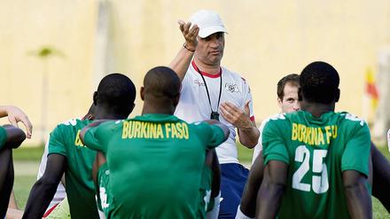 Er redet, alle hören zu. Paulo Duartes Wort gilt bei Burkina Fasos Nationalspielern.