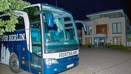 Herthas Bus (hier ein Archivbild) ist nicht zum ersten Mal zu Schaden gekommen.