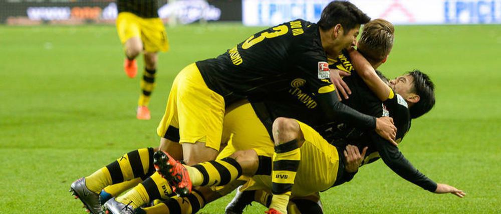 Nicht zu halten. Die Dortmunder bejubeln den 2:1-Siegtreffer von Shinji Kagawa (r.) in Wolfsburg.