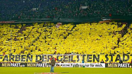 Vor dem Pokalspiel zwischen Bayern München und Borussia Dortmund klauten die Bayern-Fans in einer Fan-Choreographie die traditionellen Farben des BVB.