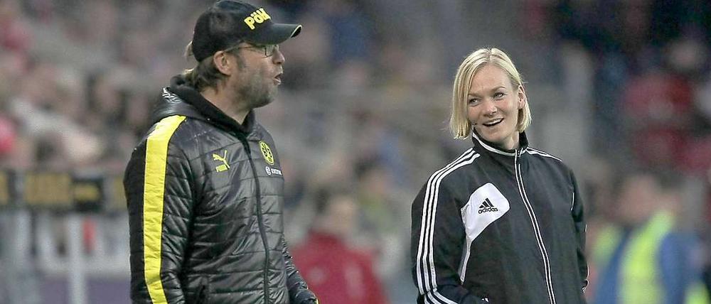 Diesmal blieb's im Rahmen: Dortmunds Trainer Jürgen Klopp beim 2:1 gegen Mainz mit der vierten Offiziellen Bibiana Steinhaus.
