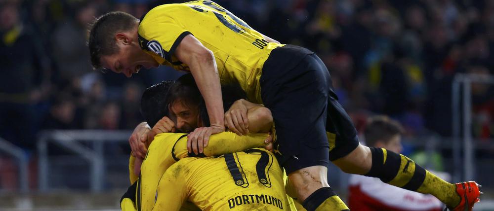 Das reicht! Henrikh Mkhitaryan hat das 3:1 für Dortmund erzielt und plötzlich schwere Last zu tragen. 