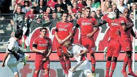 Identifiziertes Flugobjekt. Dem Mittelfeldspieler Hakan Calhanoglu gelingt mit seinem schönen Freistoß der Siegtreffer für Bayer Leverkusen gegen Hannover 96.