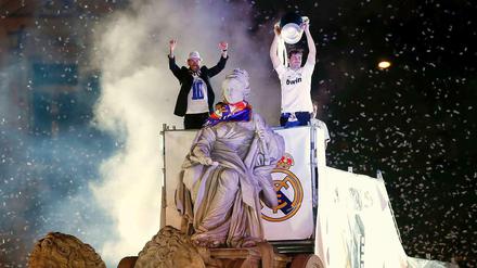 Campeones: Sergio Ramos und Iker Casillas feiern mit der Statue der Königin Cibeles