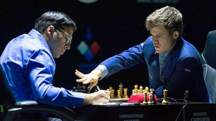 Titelverteidigung: Magnus Carlsen (r.) besiegt Viswanathan Anand mit 6,5 zu 4,5 und bleibt Weltmeister.