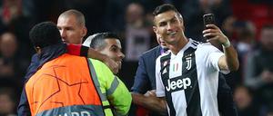 Cristiano Ronaldo war sich auch für ein Selfie mit einem Flitzer nicht zu schade.
