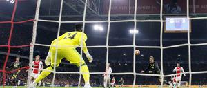 Freier als jede Hansestadt. Cristiano Ronaldo fliegt durch Ajax' Strafraum und trifft per Kopf zum 0:1.