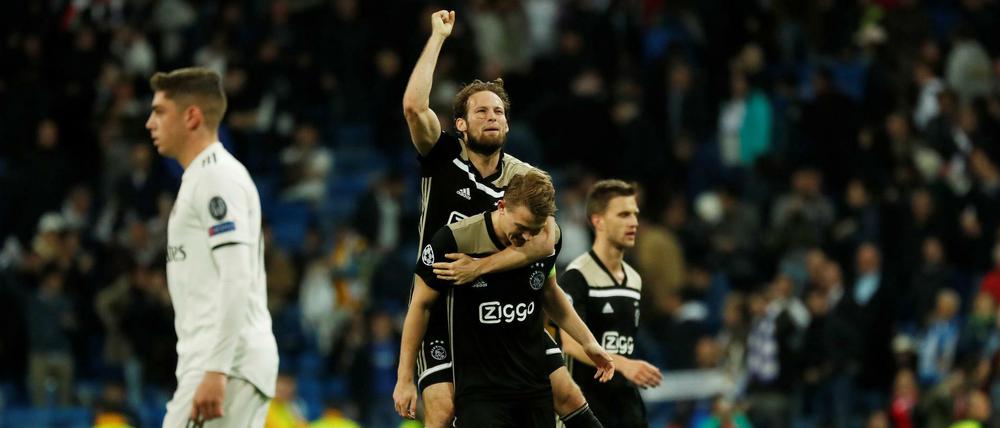 Hoch sollen sie leben. Die Ajax-Spieler Daley Blind (oben) und Matthijs de Ligt feiern den Sieg gegen Real Madrid.