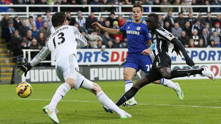 Newcastle Uniteds Papiss Cisse (re.) trifft gegen Chelseas belgischen Schlussmann Thibaut Courtois.