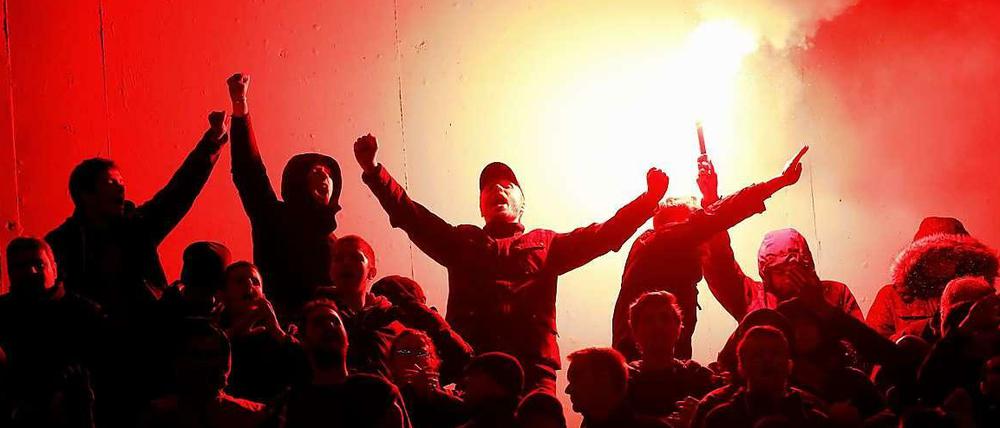 Rassismus und Pyro-Technik: Die Fans vom FC Chelsea lieferten in Paris kein gutes Bild ab.