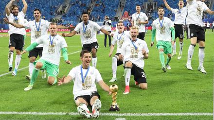 Jubel in St. Petersburg: Die deutsche Mannschaft feiert mit dem Pokal. 