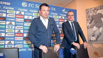Der starke Mann steht links. Er heißt Christian Heidel, amtiert als Schalker Sportvorstand und wird ehrfüchtig beäugt von Clemens Tönnies (rechts). 