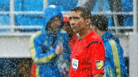 Im Regen den Durchblick verloren? Assistent Humberto Clavito entschied zweimal falsch.