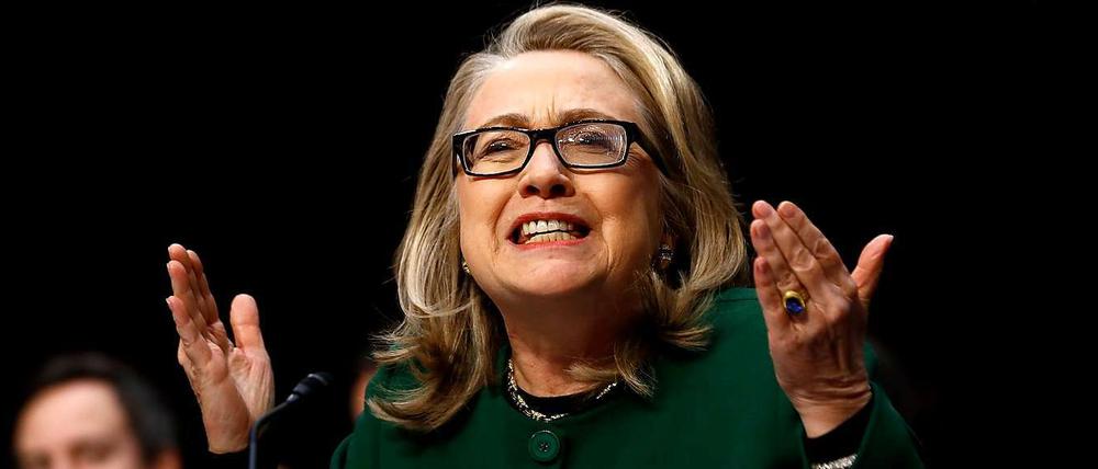 Hillary Clinton sagt im Januar 2013 zu den tödlichen Angriffen auf das US-Konsulat in Bengasi aus. In den jetzt veröffentlichten E-Mails ist über diesen Fall offenbar nichts zu lesen. 