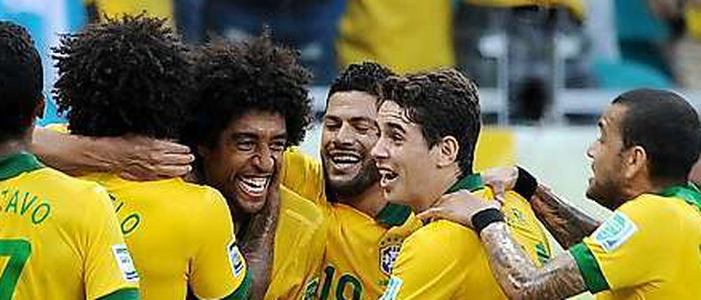 Erstes Länderspieltor. Brasiliens Dante (2.v.r.) inmitten seiner Mannschaftskollegen.