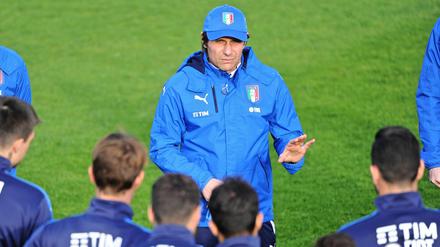 Reden ist ja immer Gold in Italien. Antionio Conte bei der Mannschaftsansprache. 22.03.2016   IMP_B_AGENTUR_DPAepa05226014 Italy's head coach Antonio Conte speaks to players during a training session at Coverciano Sports Center in Florence, Italy, 22 March 2016. Italy will play two international friendly matches against Spain on 24 March, and against Germany on 29 March. EPA/MAURIZIO DEGL'INNOCENTI +++(c) dpa - Bildfunk+++