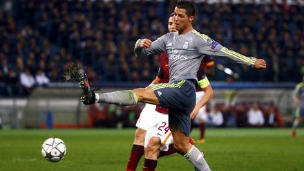 Cristiano Ronaldo mit links. Kann nicht immer klappen. Getroffen hat er aber trotzdem wieder für Real.