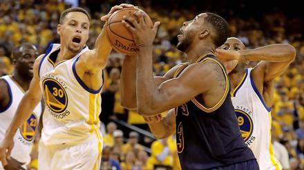 Mein Ball! Tristan Thompson (re.) von den Cleveland Cavaliers hat seine Probleme mit Stephen Curry von den Golden State Warriors. 