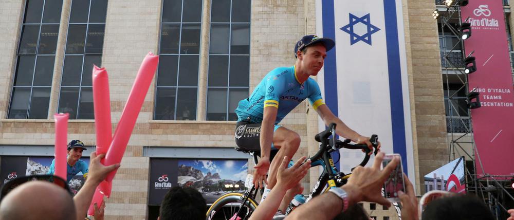 Astana-Fahrer Sergei Chernetskii begrüßt die Fans in Jerusalem. Es ist das größte Sportereignis in der Geschichte Israels.