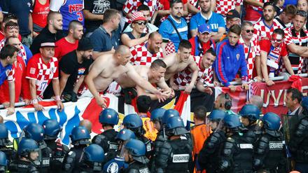 Kroatische Fans und Sicherheitskräfte stehen sich während des Spiels Kroatien gegen Tschechien gegenüber.