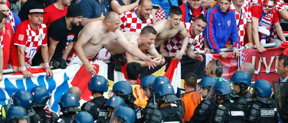 Kroatische Fans und Sicherheitskräfte stehen sich während des Spiels Kroatien gegen Tschechien gegenüber.