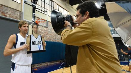 Kein Selbstdarsteller, aber mit 37 Jahren immer noch das Gesicht der Dallas Mavericks: Dirk Nowitzki beim Medientag vor Saisonbeginn.