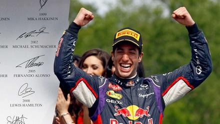 Red-Bull-Pilot Daniel Ricciardo freut sich über seinen ersten Karriere-Sieg.